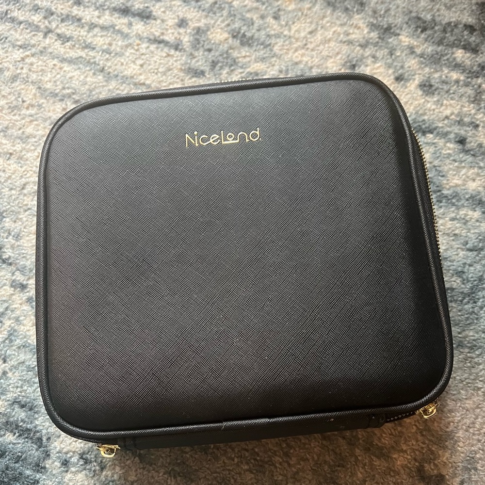 LED LIGHTED MAKEUP TRAVEL CASE!
